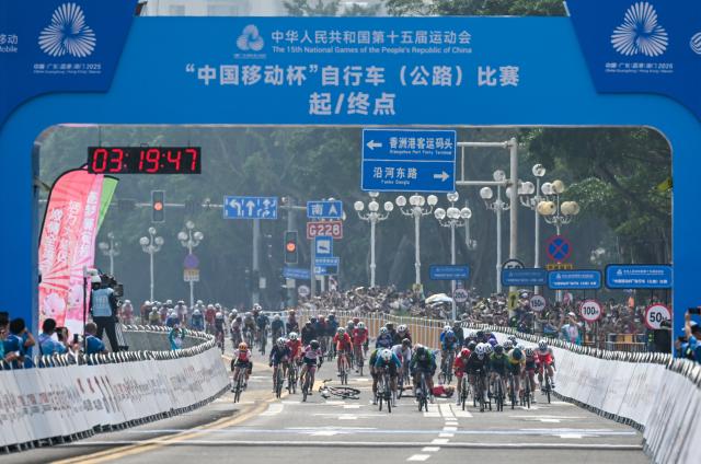 (251109) -- ZHUHAI, Nov. 9, 2025 (Xinhua) -- Cyclists cross the finish line during the women's road race of cycling road at China's 15th National Games in south China's Guangdong Province, Nov. 9, 2025. (Xinhua/Lian Zhen)