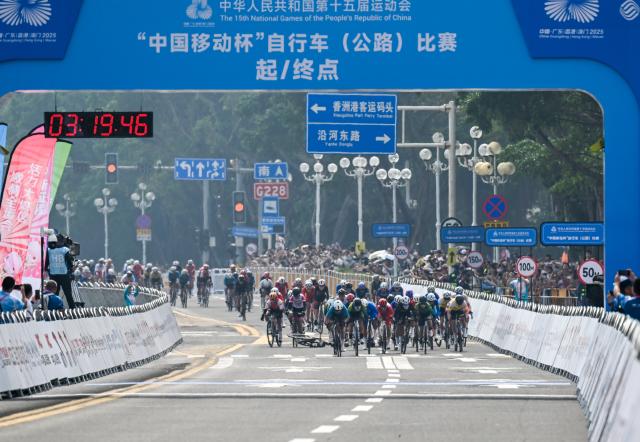 (251109) -- ZHUHAI, Nov. 9, 2025 (Xinhua) -- Cyclists cross the finish line during the women's road race of cycling road at China's 15th National Games in south China's Guangdong Province, Nov. 9, 2025. (Xinhua/Lian Zhen)