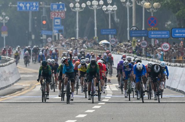(251109) -- ZHUHAI, Nov. 9, 2025 (Xinhua) -- Cyclists cross the finish line during the women's road race of cycling road at China's 15th National Games in south China's Guangdong Province, Nov. 9, 2025. (Xinhua/Lian Zhen)