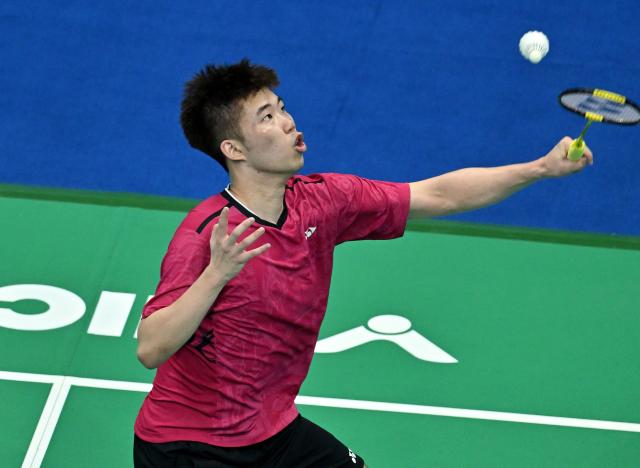 (251109) -- SHENZHEN, Nov. 9, 2025 (Xinhua) -- Weng Hongyang of Fujian hits a return to Lei Lanxi of Guangdong during the men's team group match of badminton at China's 15th National Games in Shenzhen, south China's Guangdong Province, Nov. 9, 2025. (Xinhua/Li Ziheng)
