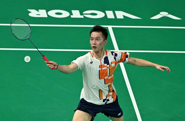 (251109) -- SHENZHEN, Nov. 9, 2025 (Xinhua) -- Ng Ka Long Angus of Hong Kong hits a return to Sun Chao of Zhejiang during the men's team group match of badminton at China's 15th National Games in Shenzhen, south China's Guangdong Province, Nov. 9, 2025. (Xinhua/Li Ziheng)