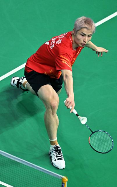 (251109) -- SHENZHEN, Nov. 9, 2025 (Xinhua) -- Shi Yuqi of Jiangsu hits a return to Zhu Xuanchen of Hubei during the men's team group match of badminton at China's 15th National Games in Shenzhen, south China's Guangdong Province, Nov. 9, 2025. (Xinhua/Li Ziheng)