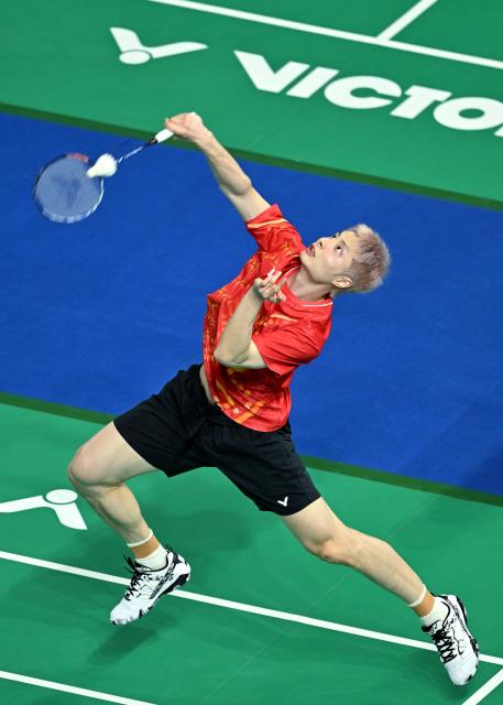 (251109) -- SHENZHEN, Nov. 9, 2025 (Xinhua) -- Shi Yuqi of Jiangsu hits a return to Zhu Xuanchen of Hubei during the men's team group match of badminton at China's 15th National Games in Shenzhen, south China's Guangdong Province, Nov. 9, 2025. (Xinhua/Li Ziheng)