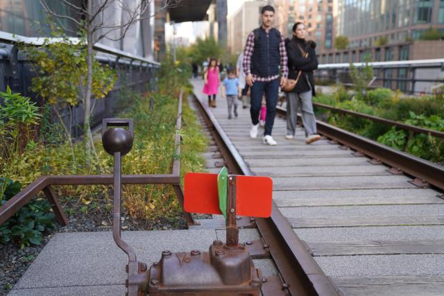 (251109) -- NEW YORK, Nov. 9, 2025 (Xinhua) -- People walk on unused rail at the High Line park in New York, the United States, on Nov. 8, 2025.
  The High Line park is a public park built on an unused elevated railway in New York city. (Xinhua/Zhang Fengguo)