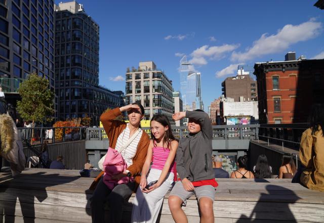 (251109) -- NEW YORK, Nov. 9, 2025 (Xinhua) -- People visit the High Line park in New York, the United States, on Nov. 8, 2025.
  The High Line park is a public park built on an unused elevated railway in New York city. (Xinhua/Zhang Fengguo)