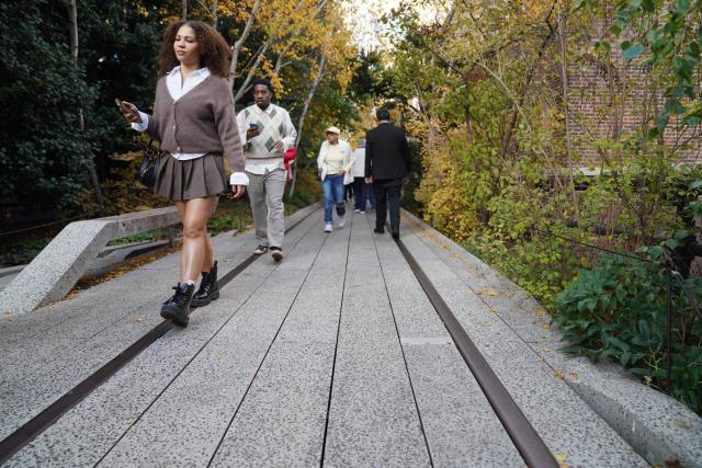 (251109) -- NEW YORK, Nov. 9, 2025 (Xinhua) -- People walk on unused rail at the High Line park in New York, the United States, on Nov. 8, 2025.
  The High Line park is a public park built on an unused elevated railway in New York city. (Xinhua/Zhang Fengguo)