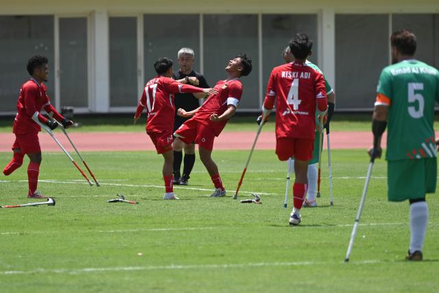 (251109) -- JAKARTA, Nov. 9, 2025 (Xinhua) -- Players of Indonesia celebrate a goal during Group A match between Indonesia and Syria at the Asian Amputee Football Cup Qualifiers 2025 in Jakarta, Indonesia, Nov. 9, 2025. (Xinhua/Agung Kuncahya B.)