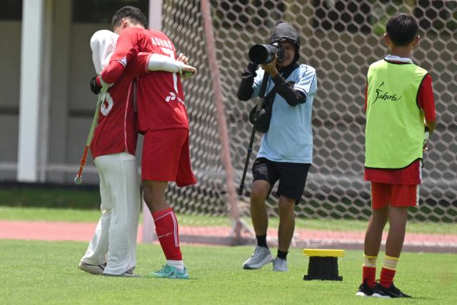 (251109) -- JAKARTA, Nov. 9, 2025 (Xinhua) -- Agung Rizki Satria (2nd L) of Indonesia hugs his wife after scoring during Group A match between Indonesia and Syria at the Asian Amputee Football Cup Qualifiers 2025 in Jakarta, Indonesia, Nov. 9, 2025. (Xinhua/Agung Kuncahya B.)