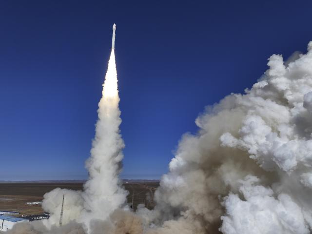 (251109) -- JIUQUAN, Nov. 9, 2025 (Xinhua) -- A Lijian-1 Y9 carrier rocket carrying two technical experiment satellites blasts off from the Dongfeng commercial space innovation pilot zone in northwest China, Nov. 9, 2025.
  The rocket blasted off at 11:32 a.m. (Beijing Time) and successfully sent the satellites into the planned orbit. (Photo by Wang Jiangbo/Xinhua)
