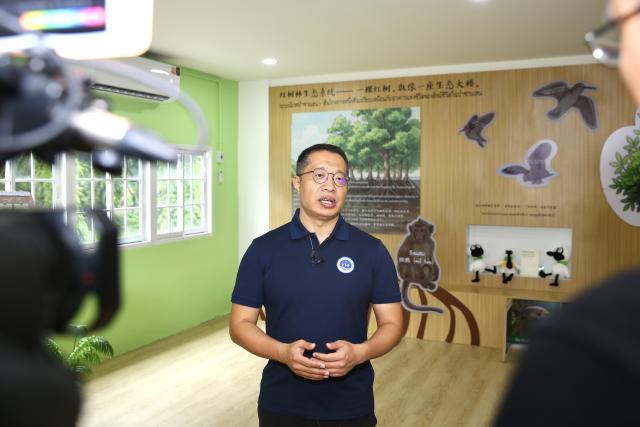 (251109) -- PHANG NGA, Nov. 9, 2025 (Xinhua) -- Cong Bolin, a researcher at the First Institute of Oceanography (FIO), the Ministry of Natural Resources of China, speaks during an interview with Xinhua at Thung Pho Wittaya School in Phang Nga, Thailand, Nov. 7, 2025. TO GO WITH "Feature: Mangrove treasures to flourish with China-Thailand nature center" (Xinhua/Sun Weitong)