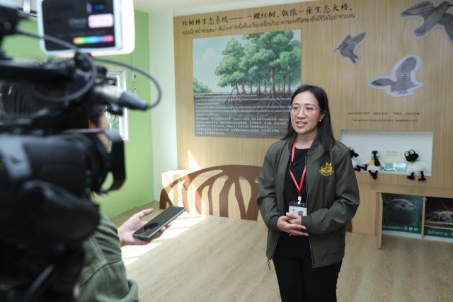(251109) -- PHANG NGA, Nov. 9, 2025 (Xinhua) -- Disaorn Aitthiariyasunthon, a forestry technical officer with Thailand's Department of Marine and Coastal Resources (DMCR), speaks during an interview with Xinhua at Thung Pho Wittaya School in Phang Nga, Thailand, Nov. 7, 2025. TO GO WITH "Feature: Mangrove treasures to flourish with China-Thailand nature center" (Xinhua/Sun Weitong)