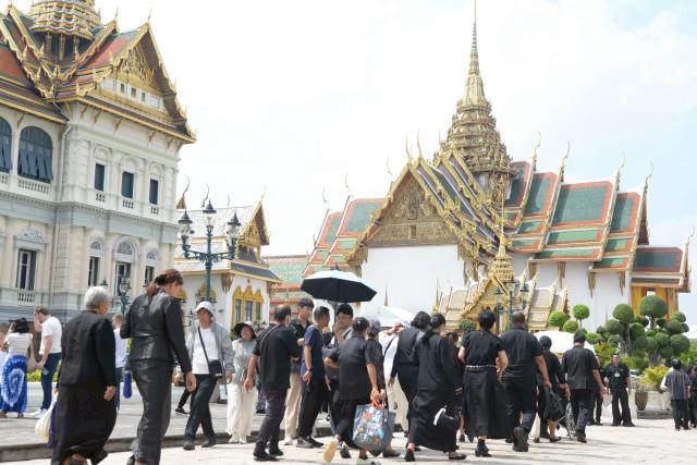 (251109) -- BANGKOK, Nov. 9, 2025 (Xinhua) -- People enter the Grand Palace to mourn for Thailand's Queen Mother Sirikit, who passed away on Oct. 24 at the age of 93, in Bangkok, Thailand, on Nov. 9, 2025. (Xinhua/Rachen Sageamsak)