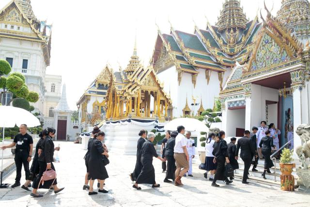 (251109) -- BANGKOK, Nov. 9, 2025 (Xinhua) -- People enter the Grand Palace to mourn for Thailand's Queen Mother Sirikit, who passed away on Oct. 24 at the age of 93, in Bangkok, Thailand, on Nov. 9, 2025. (Xinhua/Rachen Sageamsak)