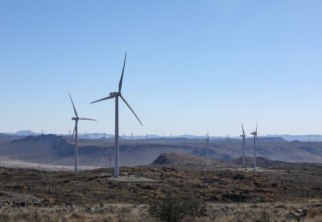 (251109) -- CAPE TOWN, Nov. 9, 2025 (Xinhua) -- This photo taken on Oct. 22, 2025 shows wind turbines of De Aar Wind Power Project in De Aar, Northern Cape, South Africa.
  TO GO WITH "Feature: Chinese-built wind power project empowers locals, improves lives in South Africa" (Xinhua/Han Xu)