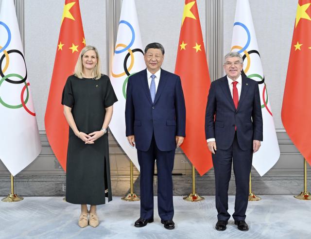 (251109) -- GUANGZHOU, Nov. 9, 2025 (Xinhua) -- Chinese President Xi Jinping meets with International Olympic Committee (IOC) President Kirsty Coventry and Honorary President for Life Thomas Bach in Guangzhou, capital of south China's Guangdong Province, Nov. 9, 2025. (Xinhua/Yin Bogu)
