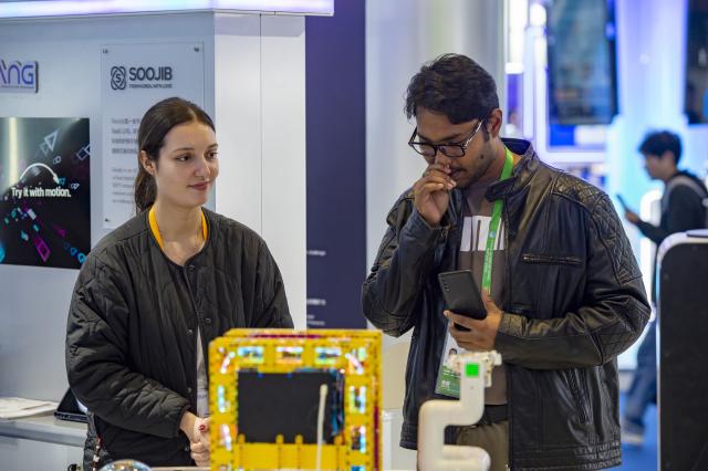 (251109) -- SHANGHAI, Nov. 9, 2025 (Xinhua) -- An exhibitor (L) introduces exosome products at the Innovation Incubation Special Section during the eighth China International Import Expo (CIIE) in east China's Shanghai, Nov. 9, 2025. The Innovation Incubation Special Section at this year's CIIE provides participating global startups and talents with technological innovation resources and cooperation opportunities to jointly explore and develop the Chinese market. (Xinhua/Ding He)