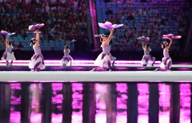 (251109) -- GUANGZHOU, Nov. 9, 2025 (Xinhua) -- Artists perform before the opening ceremony of China's 15th National Games in Guangzhou, south China's Guangdong Province, Nov. 9, 2025. (Xinhua/Pan Yulong)