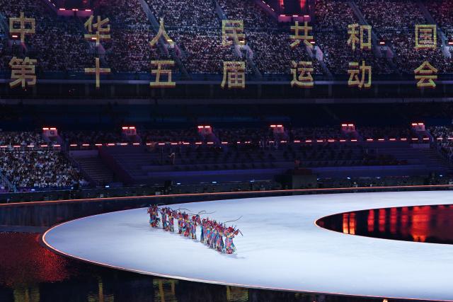 (251109) -- GUANGZHOU, Nov. 9, 2025 (Xinhua) -- Artists perform before the opening ceremony of China's 15th National Games in Guangzhou, south China's Guangdong Province, Nov. 9, 2025. (Xinhua/Yang Guanyu)