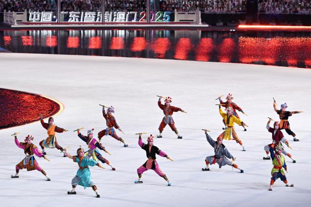 (251109) -- GUANGZHOU, Nov. 9, 2025 (Xinhua) -- Artists perform before the opening ceremony of China's 15th National Games in Guangzhou, south China's Guangdong Province, Nov. 9, 2025. (Xinhua/Yang Guanyu)