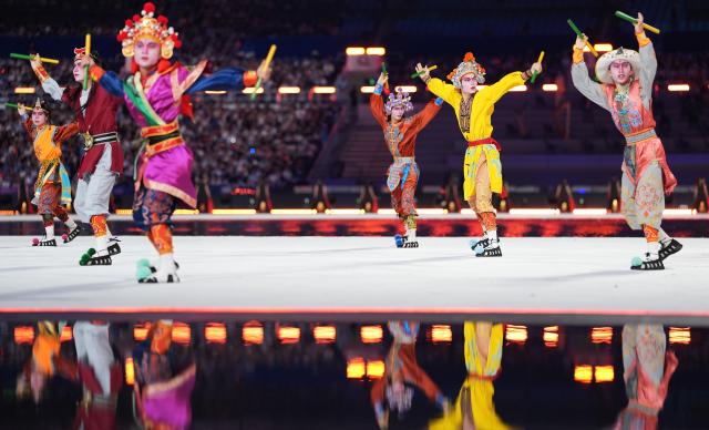 (251109) -- GUANGZHOU, Nov. 9, 2025 (Xinhua) -- Artists perform before the opening ceremony of China's 15th National Games in Guangzhou, south China's Guangdong Province, Nov. 9, 2025. (Xinhua/Jiang Han)