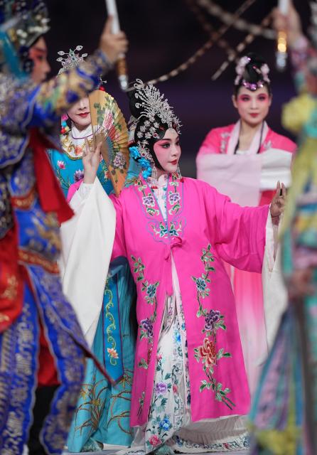 (251109) -- GUANGZHOU, Nov. 9, 2025 (Xinhua) -- Artists perform before the opening ceremony of China's 15th National Games in Guangzhou, south China's Guangdong Province, Nov. 9, 2025. (Xinhua/Du Yu)