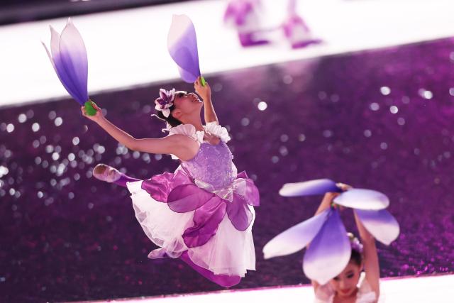 (251109) -- GUANGZHOU, Nov. 9, 2025 (Xinhua) -- An artist performs before the opening ceremony of China's 15th National Games in Guangzhou, south China's Guangdong Province, Nov. 9, 2025. (Xinhua/Luo Yuan)