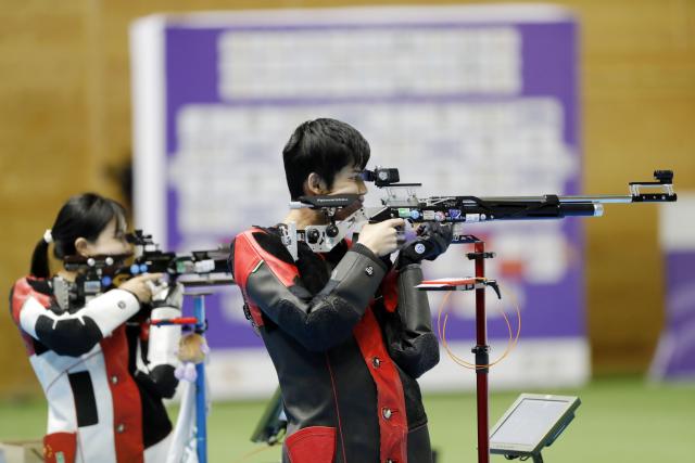 (251109) -- CAIRO, Nov. 9, 2025 (Xinhua) -- Wang Zifei and Sheng Lihao (R) of China compete during the 10m air rifle mixed team final of shooting at the 2025 ISSF World Championship Rifle/Pistol in Cairo, Egypt, on Nov. 9, 2025. (Xinhua/Ahmed Gomaa)