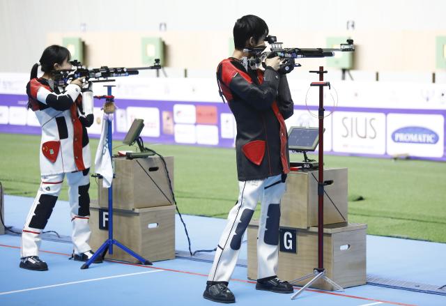 (251109) -- CAIRO, Nov. 9, 2025 (Xinhua) -- Wang Zifei and Sheng Lihao (R) of China compete during the 10m air rifle mixed team final of shooting at the 2025 ISSF World Championship Rifle/Pistol in Cairo, Egypt, on Nov. 9, 2025. (Xinhua/Ahmed Gomaa)