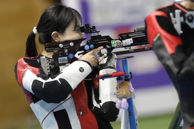 (251109) -- CAIRO, Nov. 9, 2025 (Xinhua) -- Wang Zifei of China competes during the 10m air rifle mixed team final of shooting at the 2025 ISSF World Championship Rifle/Pistol in Cairo, Egypt, on Nov. 9, 2025. (Xinhua/Ahmed Gomaa)