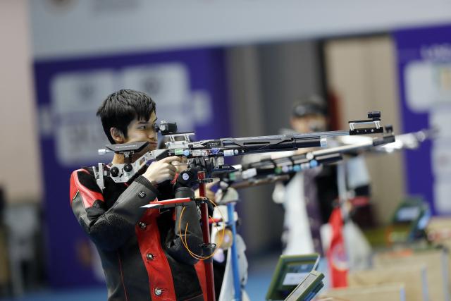 (251109) -- CAIRO, Nov. 9, 2025 (Xinhua) -- Sheng Lihao of China competes during the 10m air rifle mixed team final of shooting at the 2025 ISSF World Championship Rifle/Pistol in Cairo, Egypt, on Nov. 9, 2025. (Xinhua/Ahmed Gomaa)