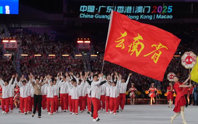 (251109) -- GUANGZHOU, Nov. 9, 2025 (Xinhua) -- Members of Yunnan delegation parade during the opening ceremony of China's 15th National Games in Guangzhou, south China's Guangdong Province, Nov. 9, 2025. (Xinhua/Du Yu)