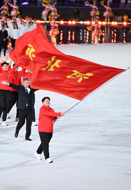 (251109) -- GUANGZHOU, Nov. 9, 2025 (Xinhua) -- Gong Lijiao, the flag bearer of Hebei delegation, parades during the opening ceremony of China's 15th National Games in Guangzhou, south China's Guangdong Province, Nov. 9, 2025. (Xinhua/Deng Hua)