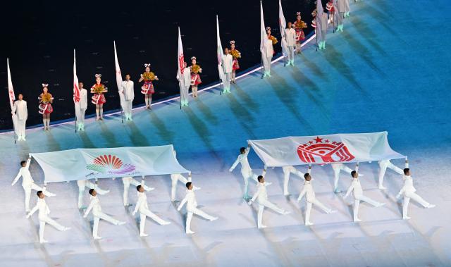 (251109) -- GUANGZHOU, Nov. 9, 2025 (Xinhua) -- Flags are carried during the opening ceremony of China's 15th National Games in Guangzhou, south China's Guangdong Province, Nov. 9, 2025. (Xinhua/Li Xin)