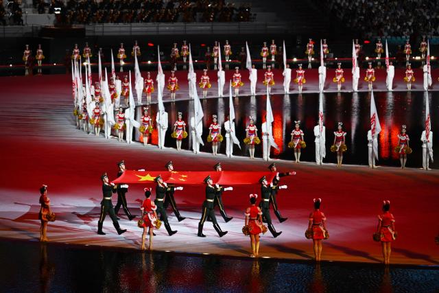 (251109) -- GUANGZHOU, Nov. 9, 2025 (Xinhua) -- The Chinese national flag is carried during the opening ceremony of China's 15th National Games in Guangzhou, south China's Guangdong Province, Nov. 9, 2025. (Xinhua/Yang Guanyu)