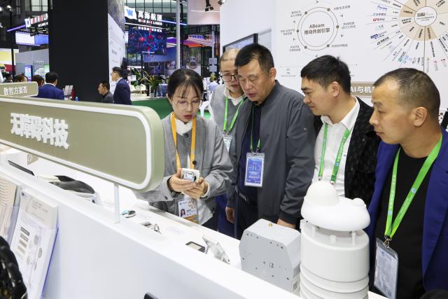 (251109) -- SHANGHAI, Nov. 9, 2025 (Xinhua) -- An exhibitor introduces an NFC smart padlock at the Trade in Services Exhibition area during the eighth China International Import Expo (CIIE) in east China's Shanghai, Nov. 9, 2025. The Service Trade Exhibition Area at this year's CIIE focuses on resource integration, attracting leading global service providers and industry clusters while enhancing the coordinated and open development of the service and manufacturing sectors. This creates more specialized enabling services to offer enterprises new opportunities for shared growth. (Xinhua/Wang Xiang)