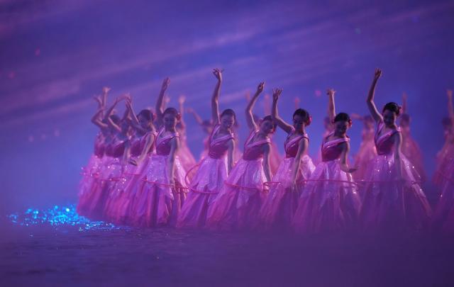 (251109) -- GUANGZHOU, Nov. 9, 2025 (Xinhua) -- Artists perform during the opening ceremony of China's 15th National Games in Guangzhou, south China's Guangdong Province, Nov. 9, 2025. (Xinhua/Wu Lu)