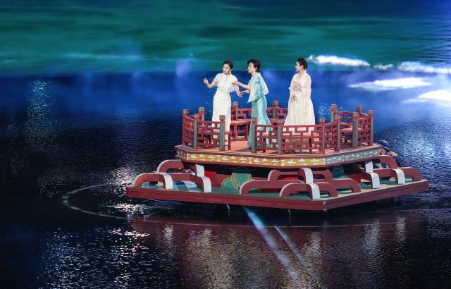 (251109) -- GUANGZHOU, Nov. 9, 2025 (Xinhua) -- Artists perform during the opening ceremony of China's 15th National Games in Guangzhou, south China's Guangdong Province, Nov. 9, 2025. (Xinhua/Lai Xiangdong)