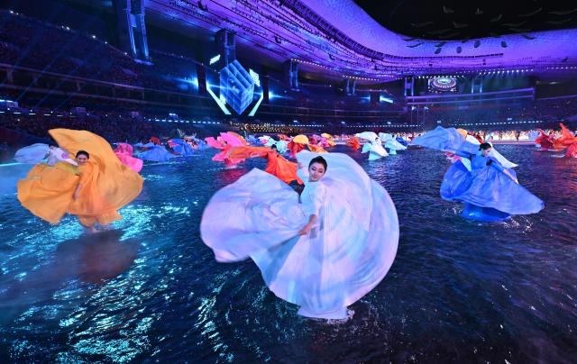 (251109) -- GUANGZHOU, Nov. 9, 2025 (Xinhua) -- Artists perform during the opening ceremony of China's 15th National Games in Guangzhou, south China's Guangdong Province, Nov. 9, 2025. (Xinhua/Xiao Yijiu)