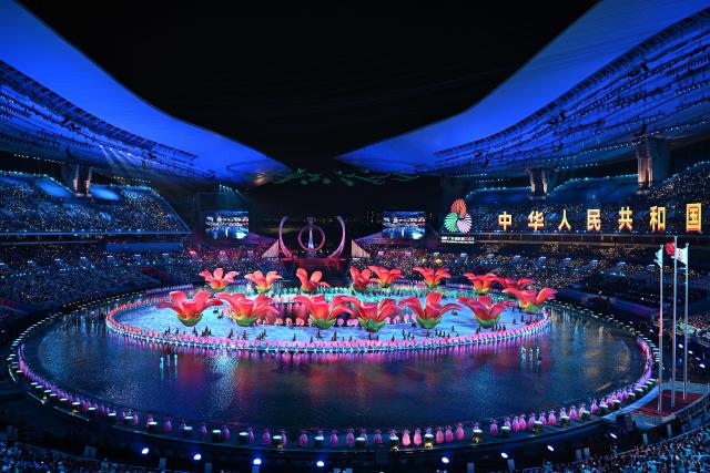 (251109) -- GUANGZHOU, Nov. 9, 2025 (Xinhua) -- Artists perform during the opening ceremony of China's 15th National Games in Guangzhou, south China's Guangdong Province, Nov. 9, 2025. (Xinhua/Hu Huhu)