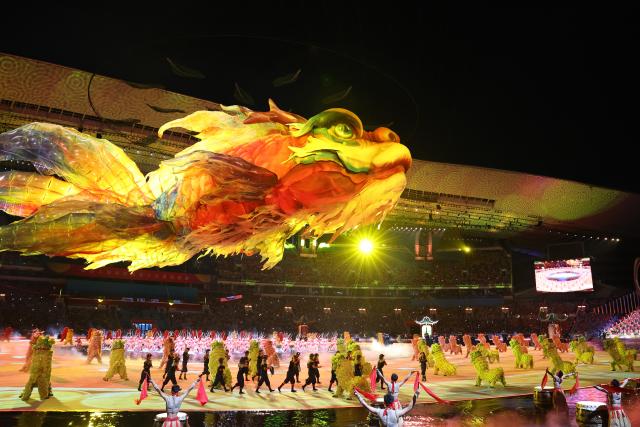 (251109) -- GUANGZHOU, Nov. 9, 2025 (Xinhua) -- Artists perform during the opening ceremony of China's 15th National Games in Guangzhou, south China's Guangdong Province, Nov. 9, 2025. (Xinhua/Luo Yuan)