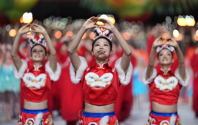 (251109) -- GUANGZHOU, Nov. 9, 2025 (Xinhua) -- Artists perform during the opening ceremony of China's 15th National Games in Guangzhou, south China's Guangdong Province, Nov. 9, 2025. (Xinhua/Jiang Han)