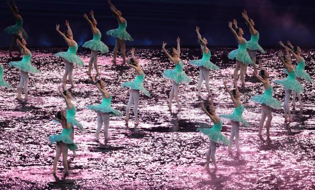 (251109) -- GUANGZHOU, Nov. 9, 2025 (Xinhua) -- Artists perform during the opening ceremony of China's 15th National Games in Guangzhou, south China's Guangdong Province, Nov. 9, 2025. (Xinhua/Huang Wei)