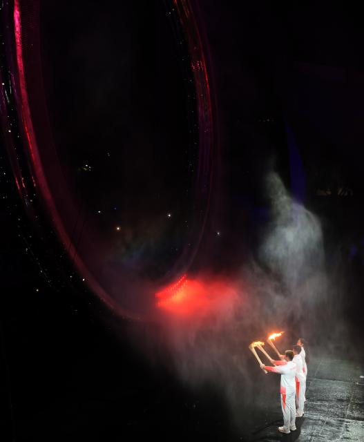 (251109) -- GUANGDONG, Nov. 9, 2025 (Xinhua) -- Torchbearers light the cauldron during the opening ceremony of China's 15th National Games in Guangzhou, south China's Guangdong Province, Nov. 9, 2025. (Xinhua/Huang Wei)