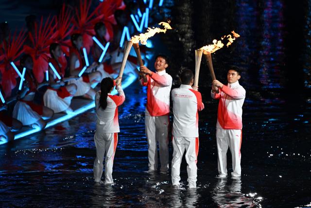 (251109) -- GUANGZHOU, Nov. 9, 2025 (Xinhua) -- Torchbearers take part in the torch relay during the opening ceremony of China's 15th National Games in Guangzhou, south China's Guangdong Province, Nov. 9, 2025. (Xinhua/Yang Guanyu)