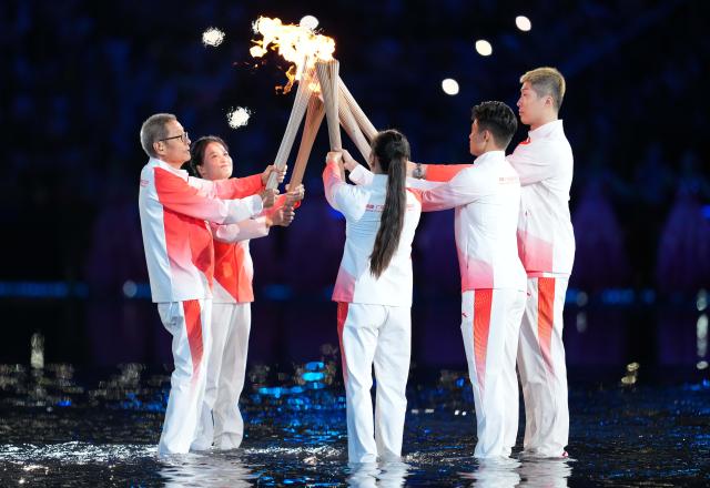 (251109) -- GUANGZHOU, Nov. 9, 2025 (Xinhua) -- Torchbearers take part in the torch relay during the opening ceremony of China's 15th National Games in Guangzhou, south China's Guangdong Province, Nov. 9, 2025. (Xinhua/Wu Lu)