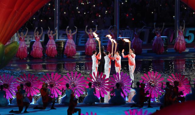 (251109) -- GUANGZHOU, Nov. 9, 2025 (Xinhua) -- Torchbearers take part in the torch relay during the opening ceremony of China's 15th National Games in Guangzhou, south China's Guangdong Province, Nov. 9, 2025. (Xinhua/Huang Wei)