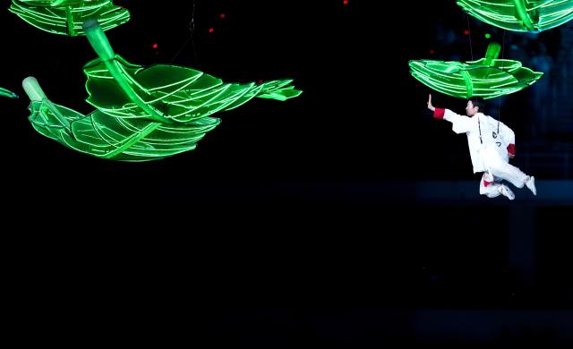 (251109) -- GUANGZHOU, Nov. 9, 2025 (Xinhua) -- An artist performs during the opening ceremony of China's 15th National Games in Guangzhou, south China's Guangdong Province, Nov. 9, 2025. (Xinhua/Lai Xiangdong)