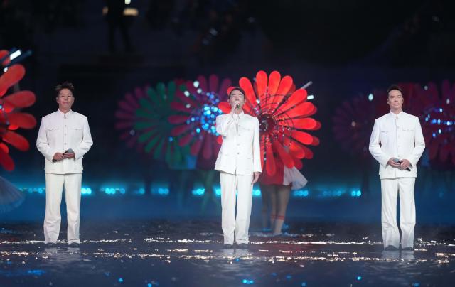 (251109) -- GUANGZHOU, Nov. 9, 2025 (Xinhua) -- Artists perform during the opening ceremony of China's 15th National Games in Guangzhou, south China's Guangdong Province, Nov. 9, 2025. (Xinhua/Du Yu)