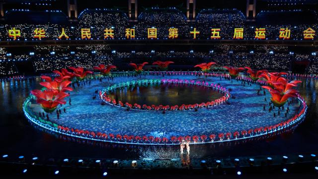(251109) -- GUANGZHOU, Nov. 9, 2025 (Xinhua) -- Torchbearers take part in the torch relay during the opening ceremony of China's 15th National Games in Guangzhou, south China's Guangdong Province, Nov. 9, 2025. (Xinhua/Lu Hanxin)