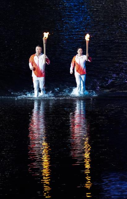 (251109) -- GUANGZHOU, Nov. 9, 2025 (Xinhua) -- Torchbearers take part in the torch relay during the opening ceremony of China's 15th National Games in Guangzhou, south China's Guangdong Province, Nov. 9, 2025. (Xinhua/Lai Xiangdong)
